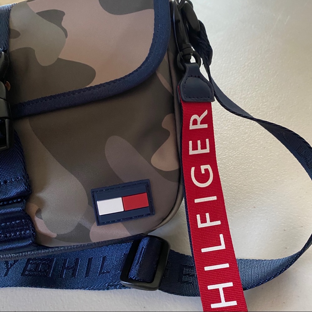 TOMMY HILFIGER  CAMO CROSSBODY - Picture 7 of 8